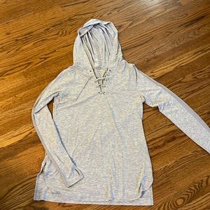 Sporty yet feminine tunic pullover